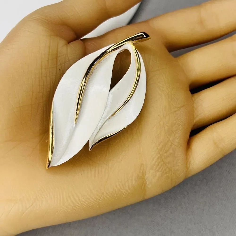 Vintage Sarah Coventry Beautiful White Enamel Gold Tone Double Leaf Brooch 4522